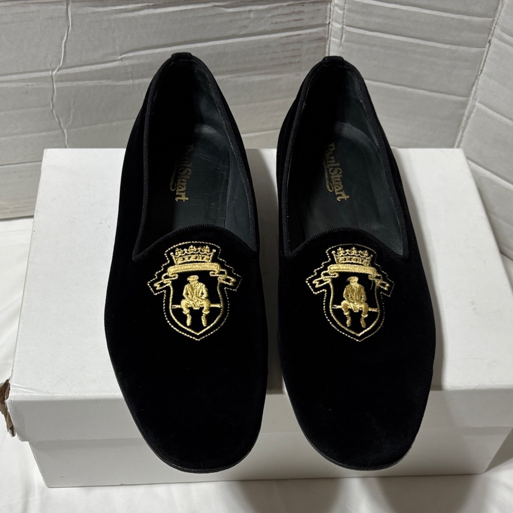Paul Stuart Black leather/velvet Loafers with Gold Crest. EUC